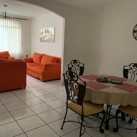 Room 4 rent San Salvador Buitenkant foto